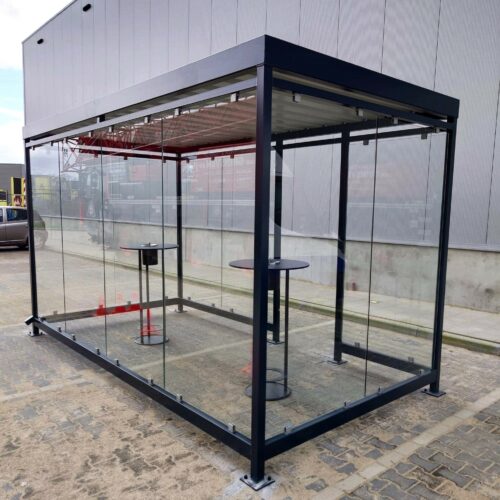 Rookoverkapping Myla 197 Moderne glazen rookruimte met tafels